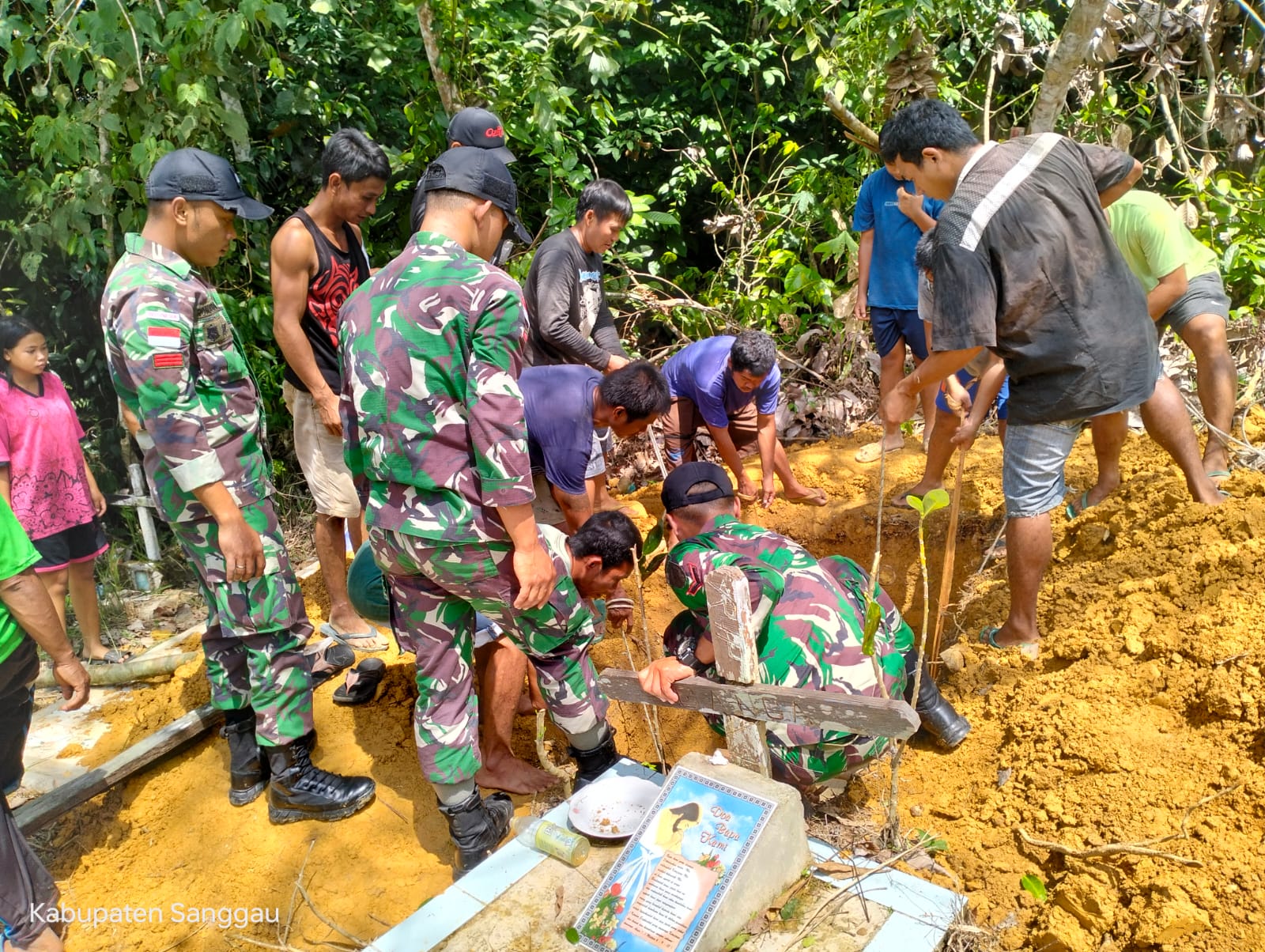 Pos Segumun Satgas Pamtas RI-Mly Yonarmed 16/TK Bantu Pemakaman Warga Desa Lumbuk Sabuk