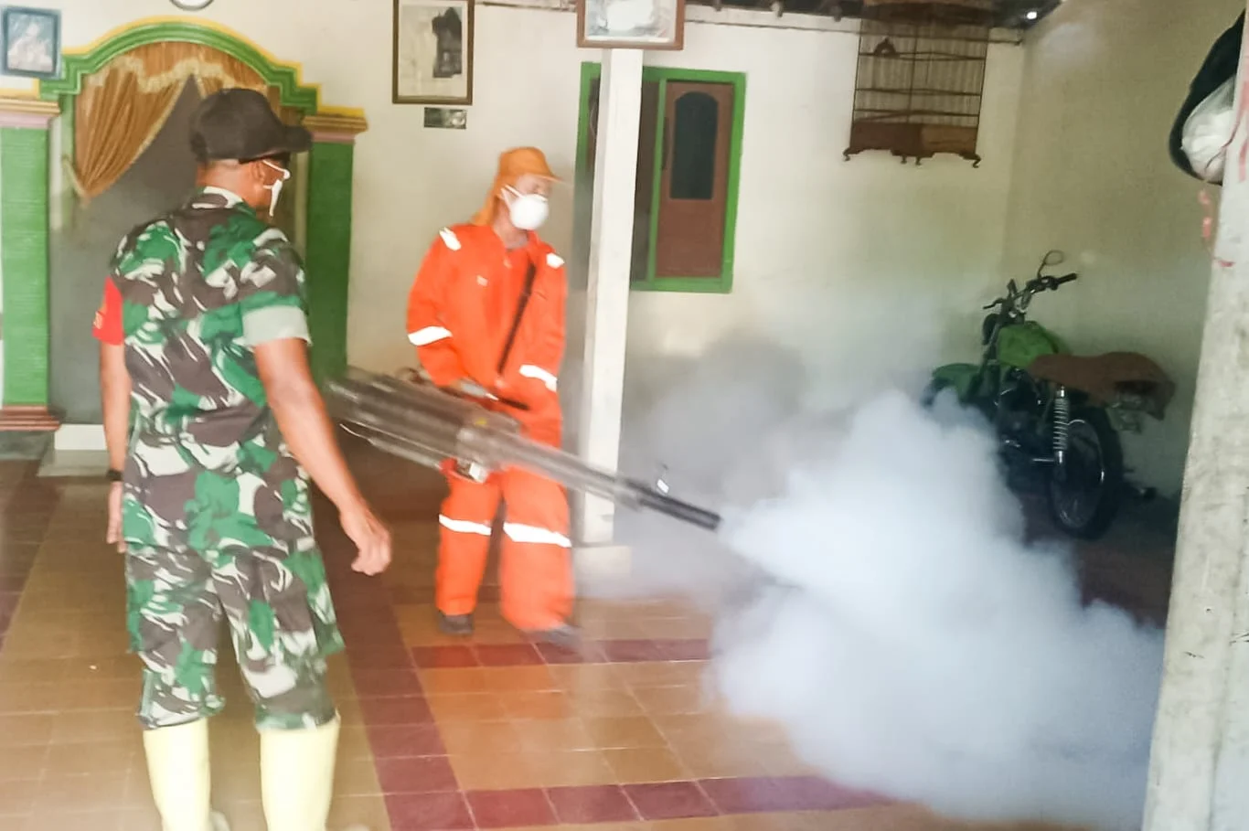 Babinsa Koramil Sukosewu Bojonegoro dampingi Petugas Dinkes Lakukan Fogging
