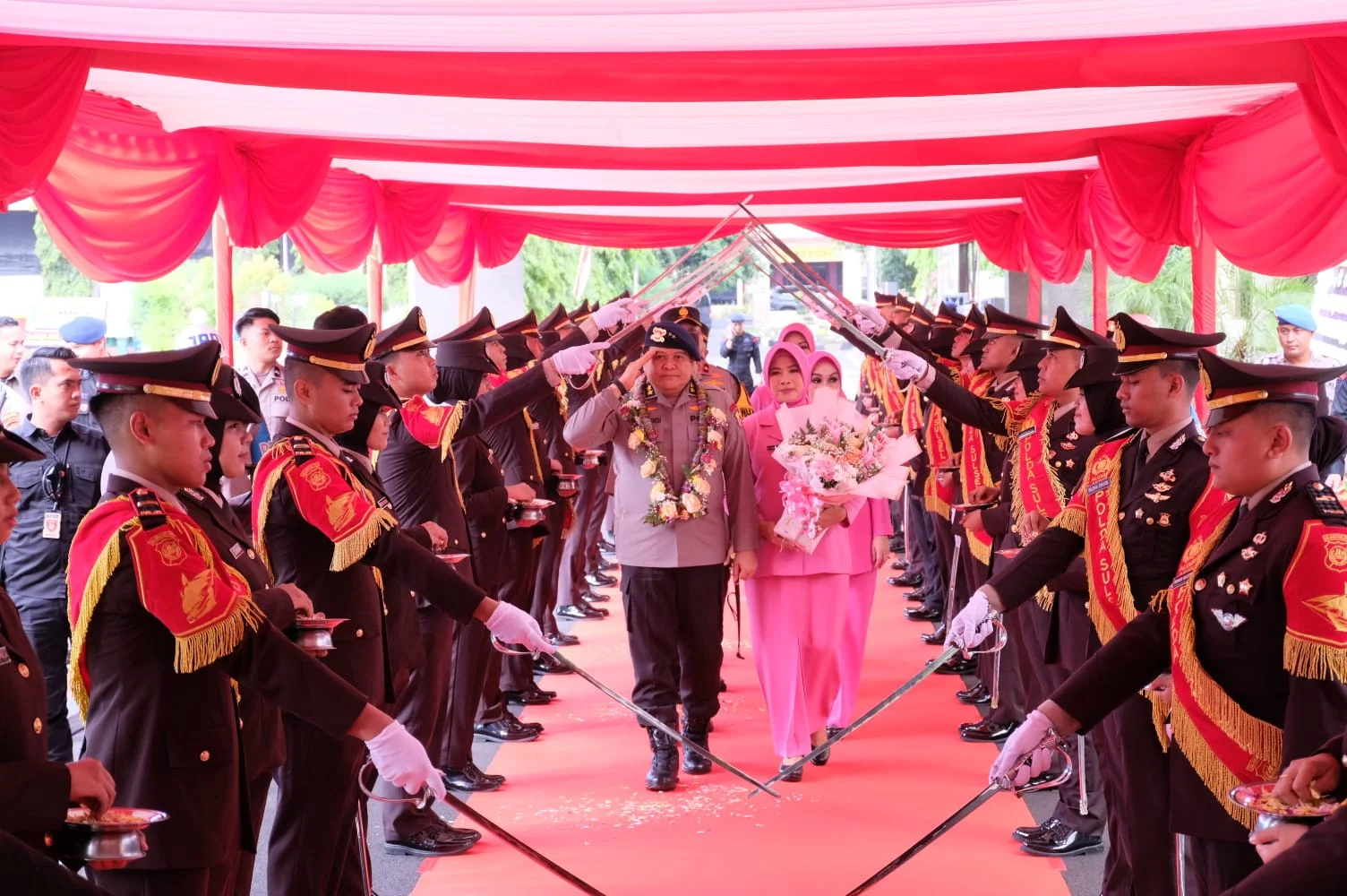 Pelepasan Kapolda Lama, Tradisi Pengantaran Irjen Pol Drs. Setyo Boedi Moempoeni Harso, dengan Pedang Pora di Polda Sulsel