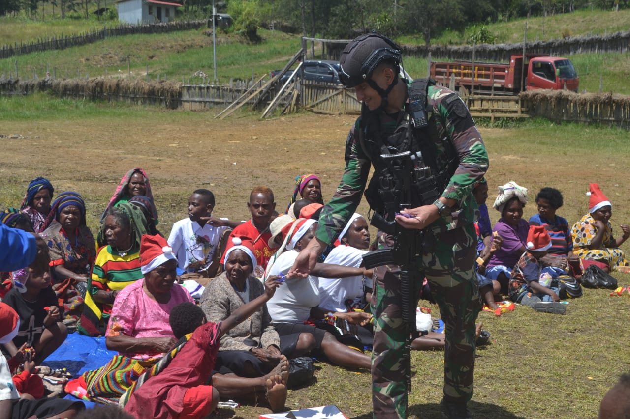 Selamat Natal : Bansos Pangkogabwilhan III Langsung di Wilayah Kepala Air, Ilaga Papua