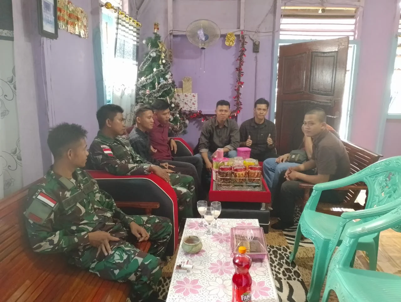 Satgas Pamtas Yonarmed 16/TK Pos KM 28 Merayakan Hari Natal Bersama Masyarakat di Perbatasan