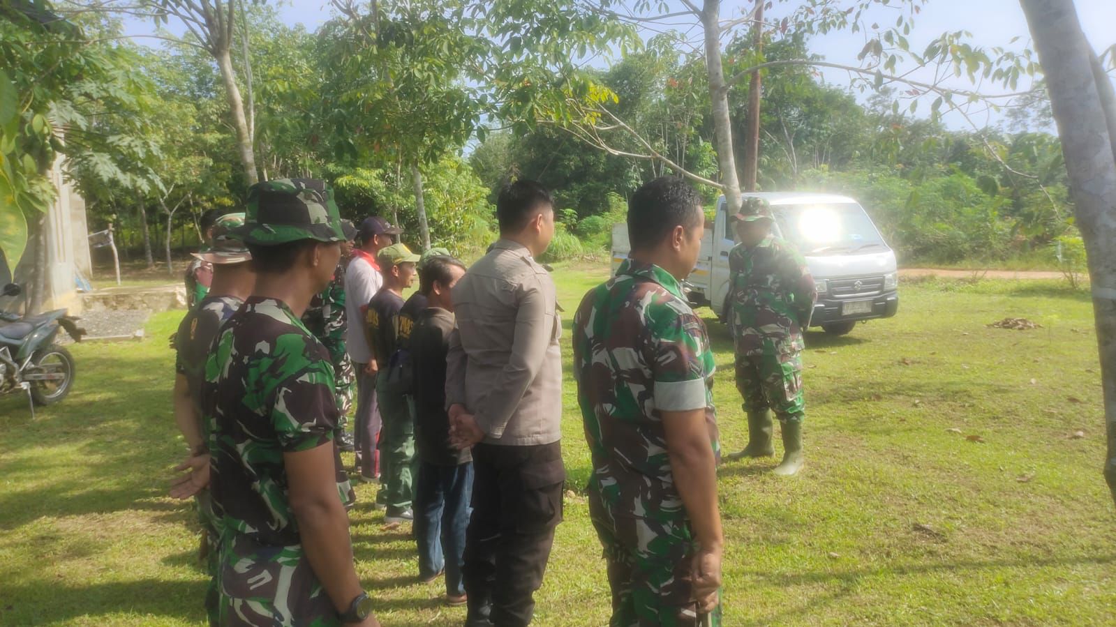 Melalui Karya Bhakti, Koramil Gotong Royong Bersihkan Selokan Air