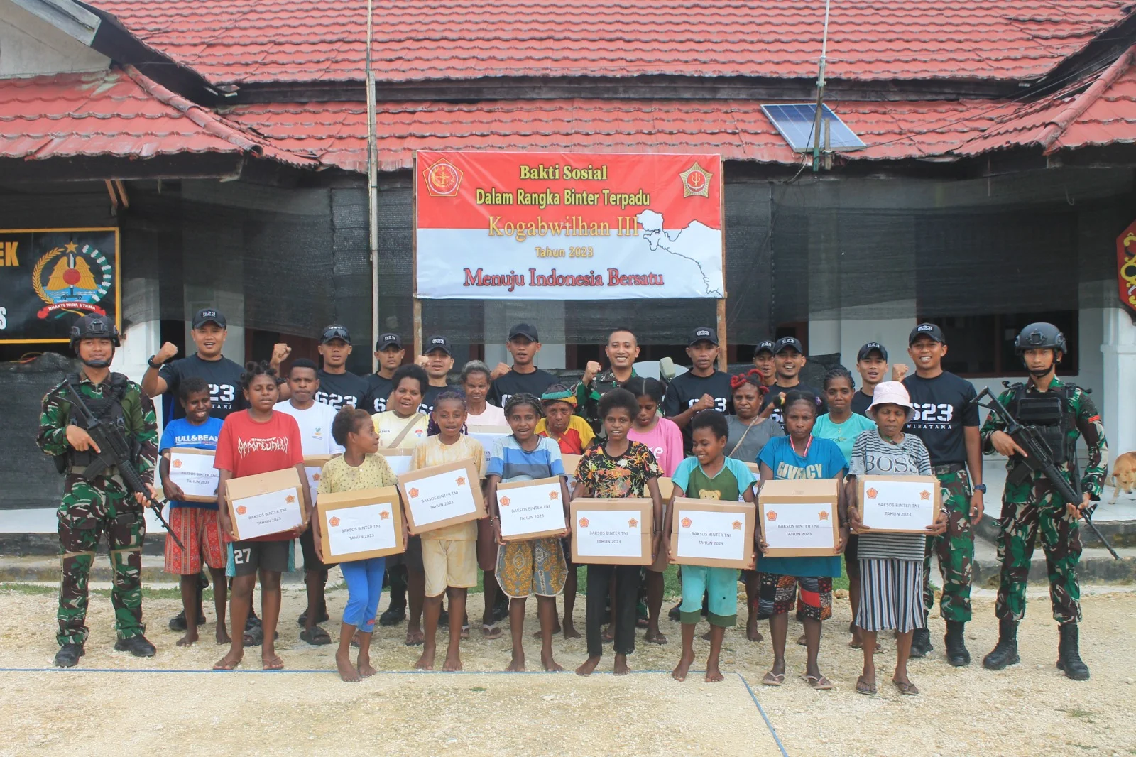 Satgas Yonif 623 Serbu Perkampungan di Papua Bagikan Sembako