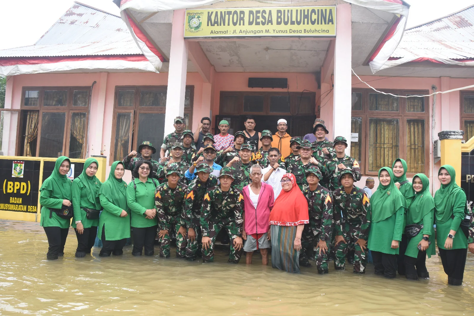 Bersama Danrem 031/WB, Taruna Akmil 2023 Ikut Atasi Kesulitan Korban Banjir di Kampar