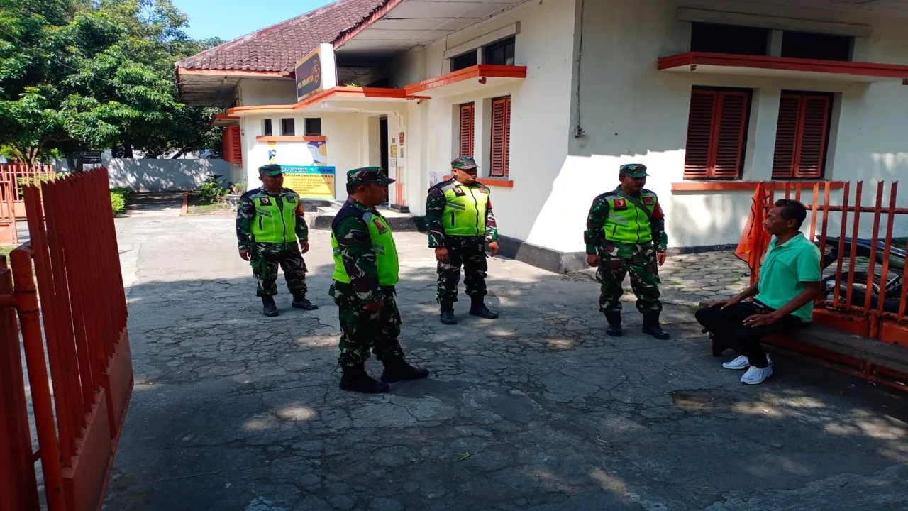 Ciptakan Situasi Yang Aman Dan Kondusif, Anggota Koramil Jajaran Kodim 0808/Blitar Laksanakan Patroli Di Wilayah Masing-Masing