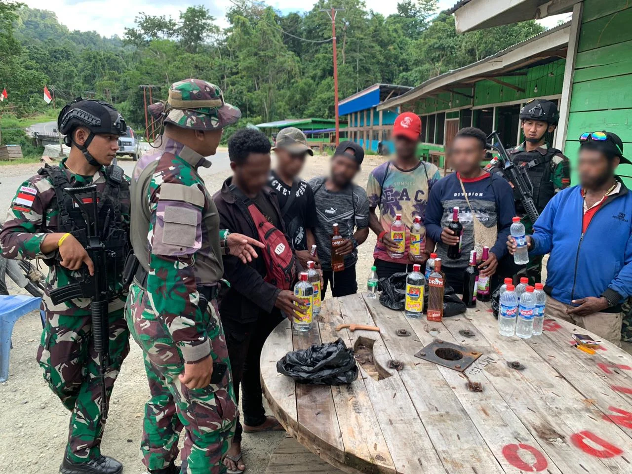Satgas Pamtas Statis Yonif 122/TS Berhasil Gagalkan Penyelundupan Miras di Jalan Lintas Jayapura-Wamena