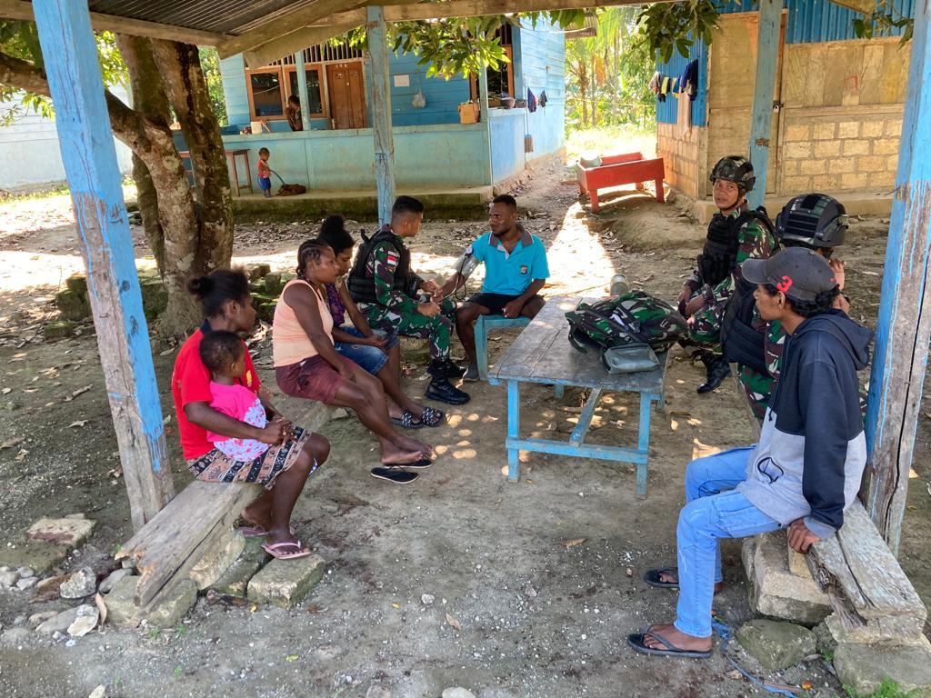 Wujud Tingkat Kepedulian Satgas Yonif 122/TS Berikan Pelayanan Kesehatan di Desa binaan kampung Mosso, Papua.