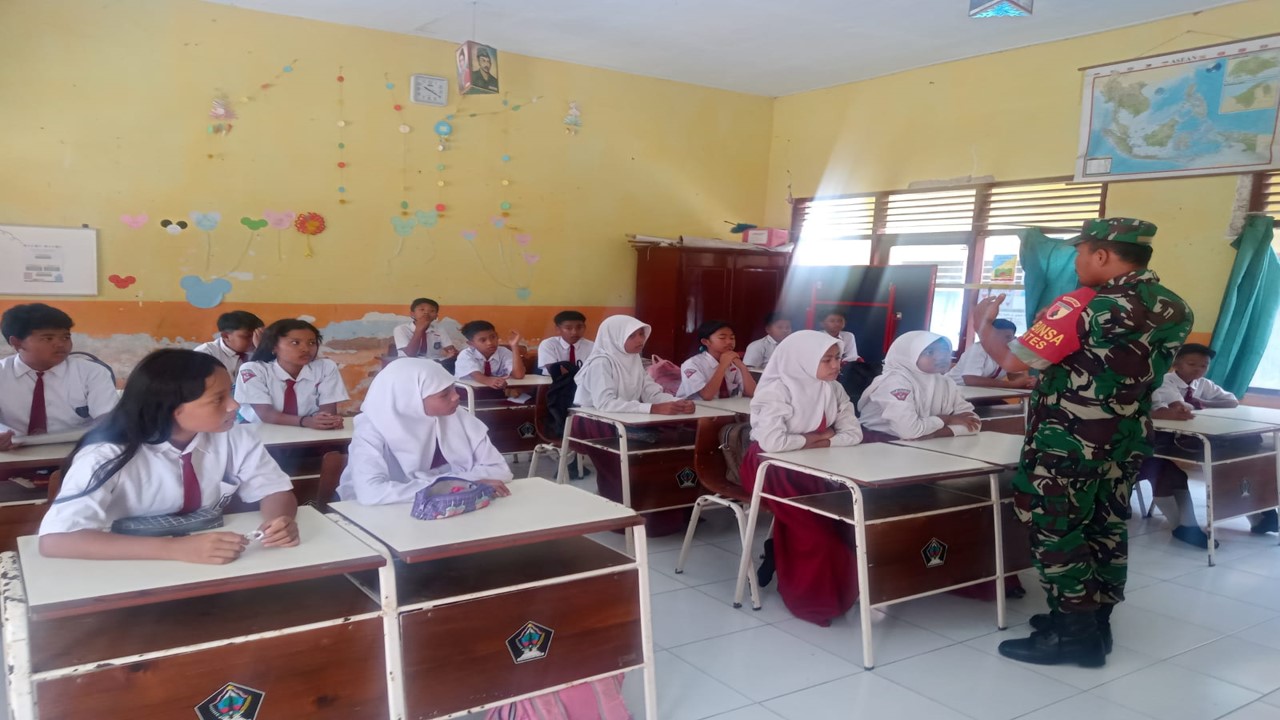 Tanamkan Disiplin Sejak Dini, Anggota Koramil Wates Laksanakan Kegiatan Babinsa Masuk Sekolah