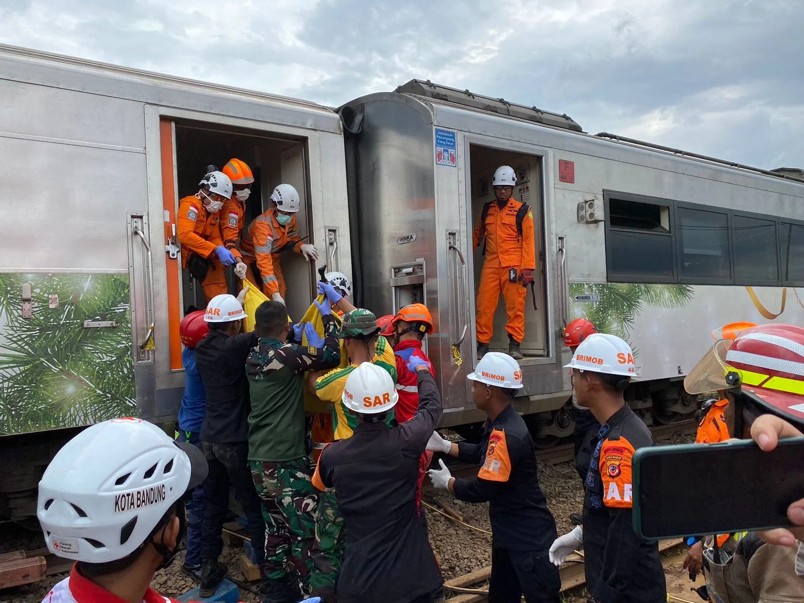 Aksi Sigap Prajurit Yonif 330/Tri Dharma, Bantu Evakuasi Korban Kecelakaan Kereta Api