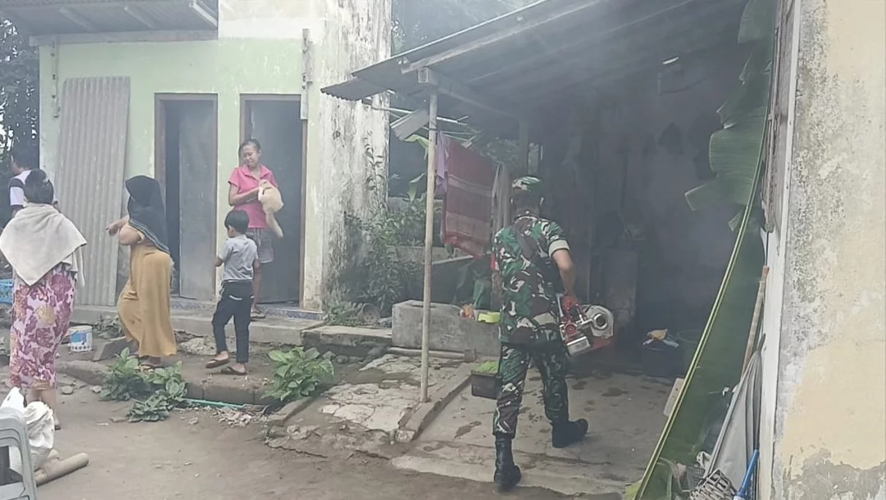 Cegah Penyakit Demam Berdarah, Babinsa Koramil Garum Laksanakan Penyemprotan Fogging Di Wilayah Binaannya