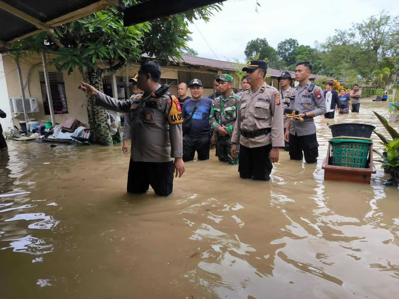 Kapolres Landak Beri Bantuan Makanan untuk Korban Terdampak Banjir