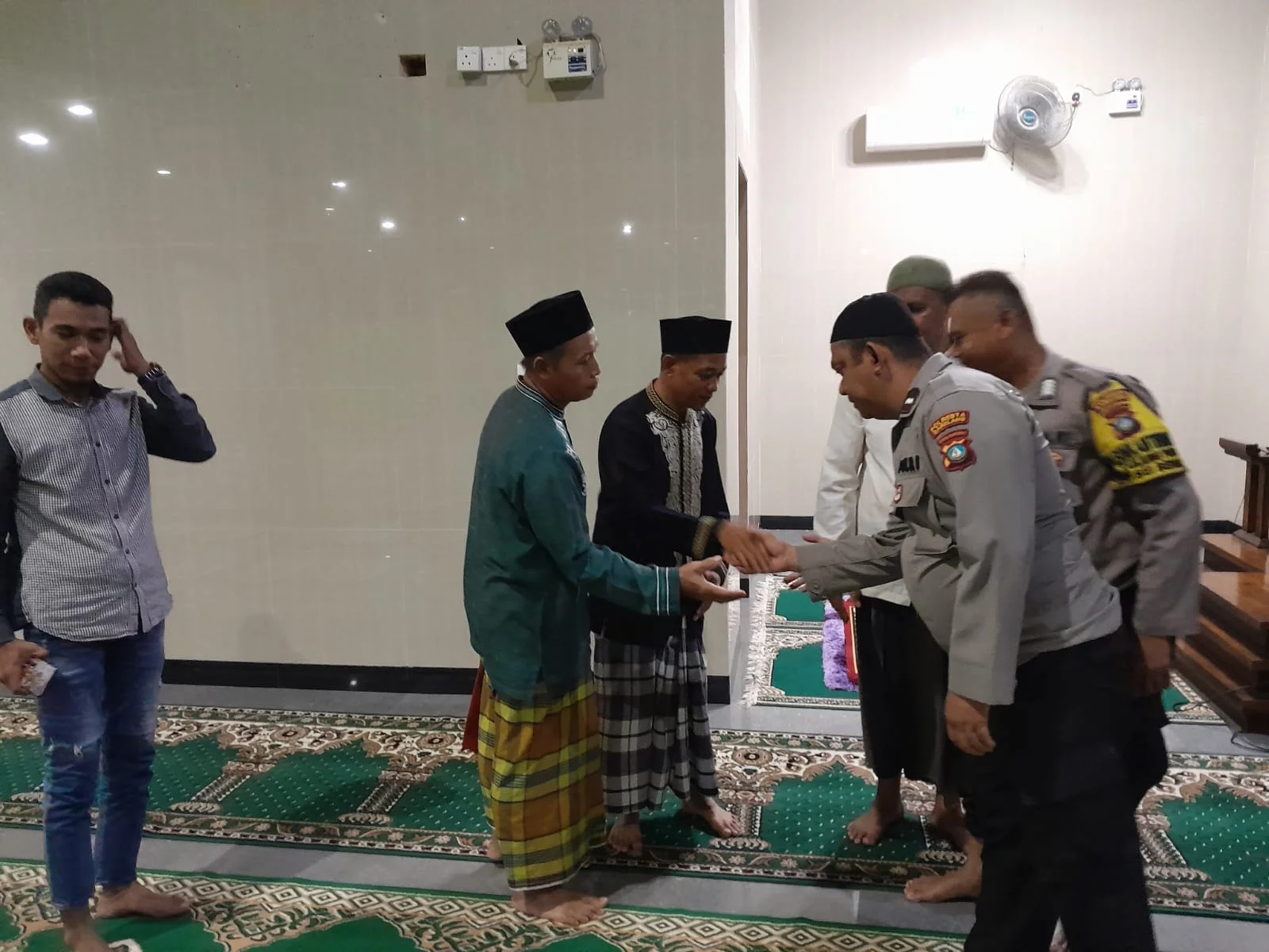 Dalam Rangka Silaturahmi dan Menjaga Kamtibmas, Polsek Sei Beduk Gelar Sholat Subuh Keliling