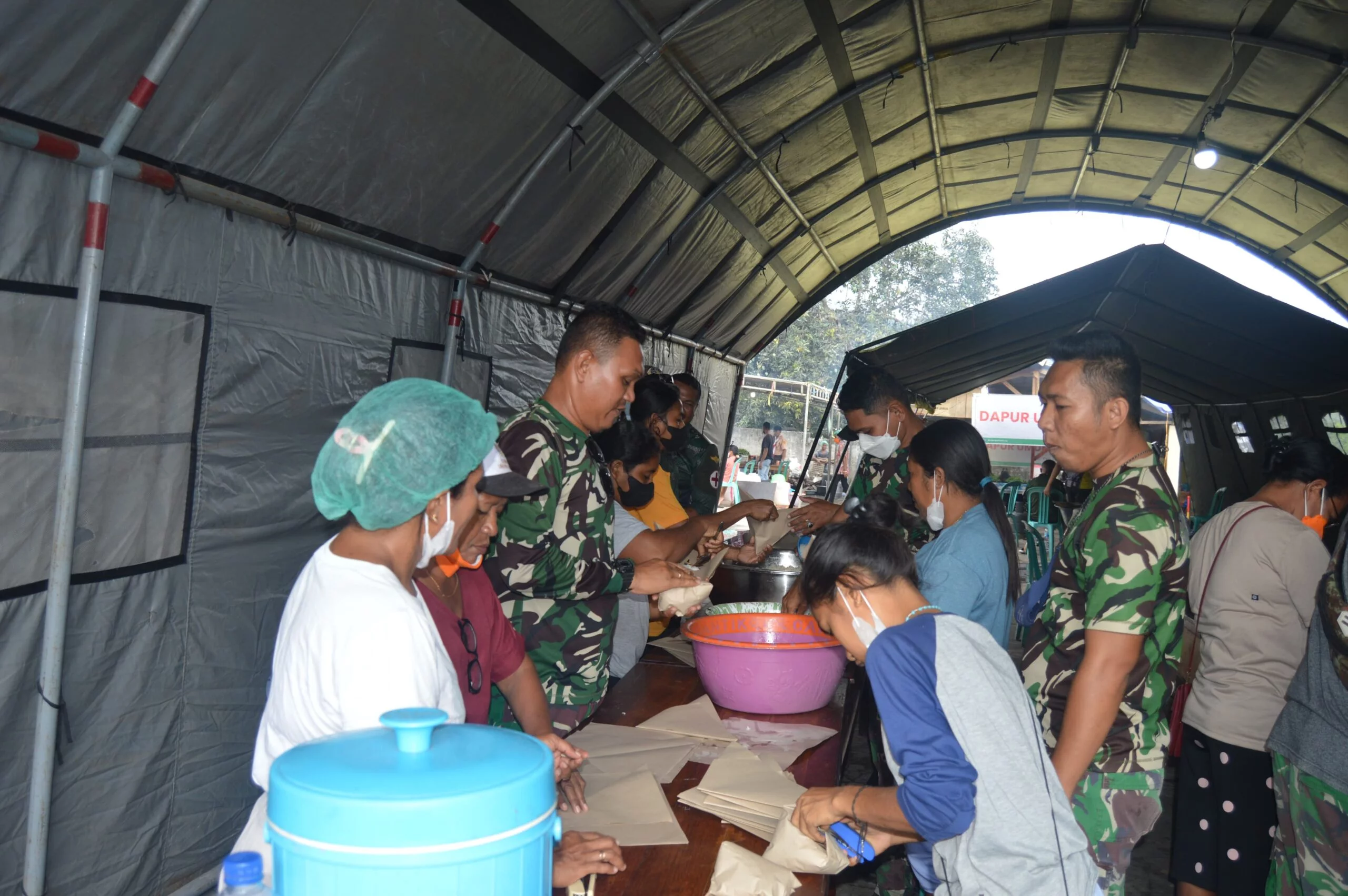 TNI Dirikan Tenda Kesehatan dan Dapur Umum Bantu Korban Erupsi Gunung Lewotobi NTT