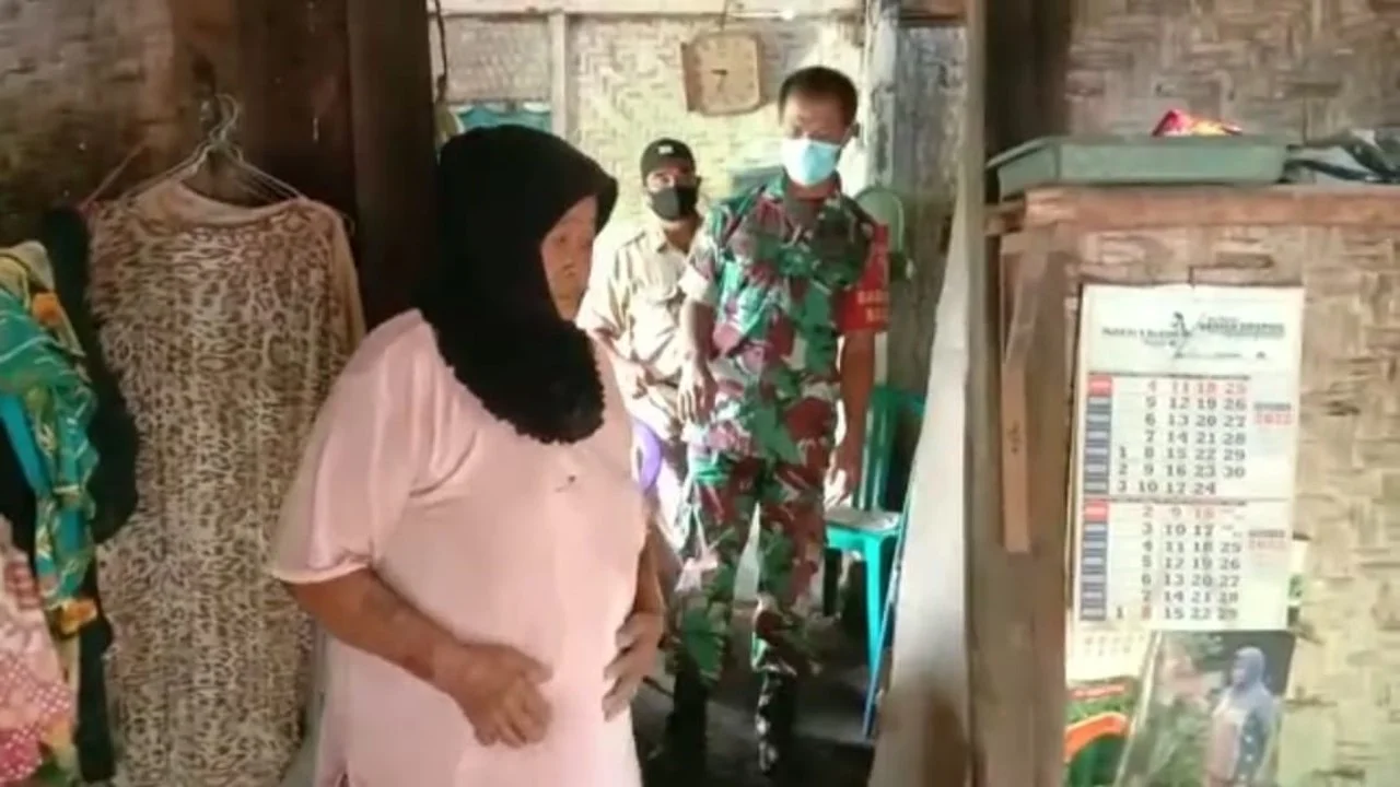 Bantu Warga Kurang Mampu, Anggota Koramil Ponggok Laksanakan Kegiatan Babinsa Masuk Dapur