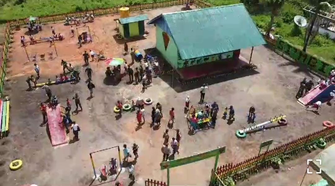 Satgas Yonif 125/SMB Bangun Taman Bermain, Hadirkan Keceriaan Anak-Anak Papua