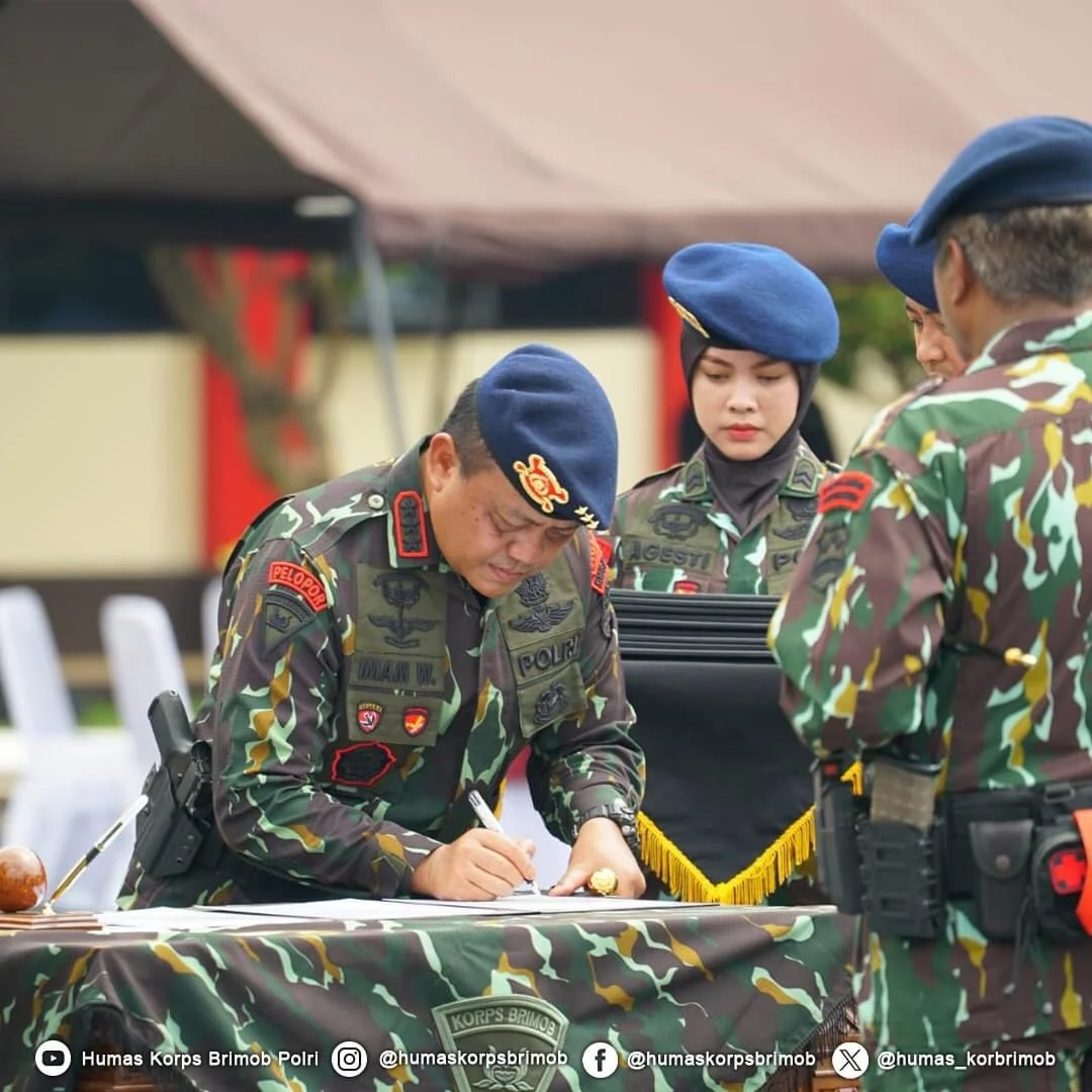 Listio Sigit Prabowo Merombak 16 Pamen Di Mako Brimob