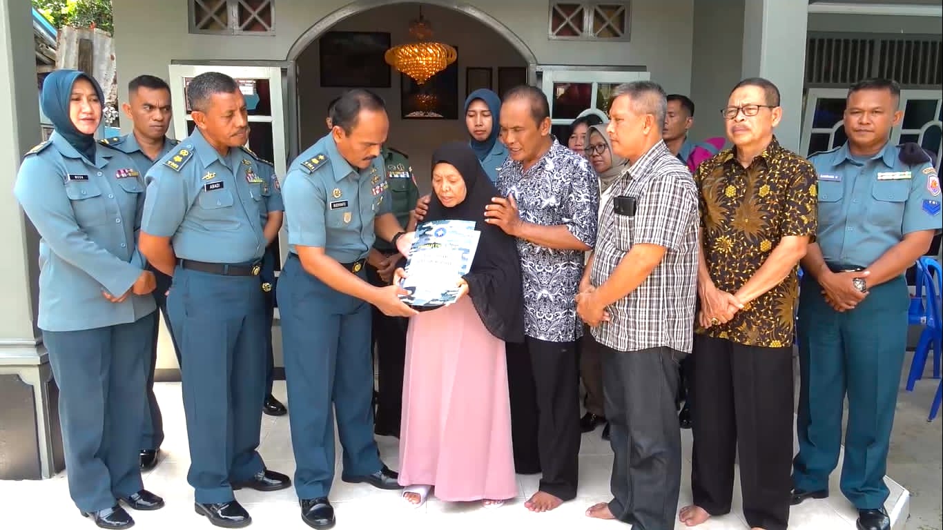 Danlanal Malang Serahkan Tali Asih Kepada Pengawak KRI Macan Tutul