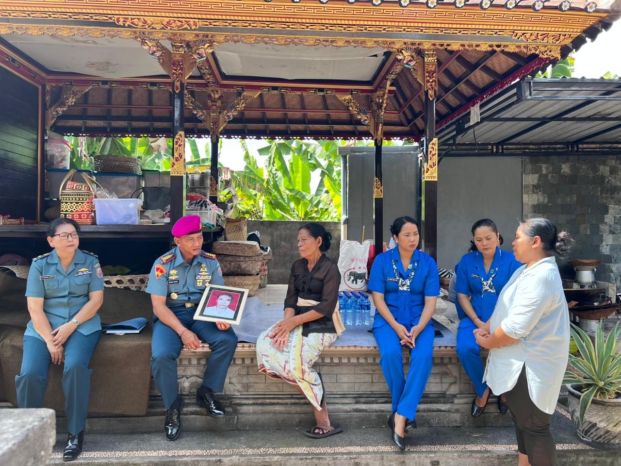 Danlanal Malang Serahkan Tali Asih Kepada Pengawak KRI Macan Tutul