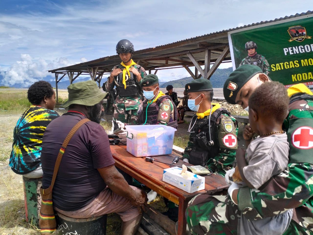 Pengobatan Massal Satgas TNI 300 Siliwangi Di Sinak Papua