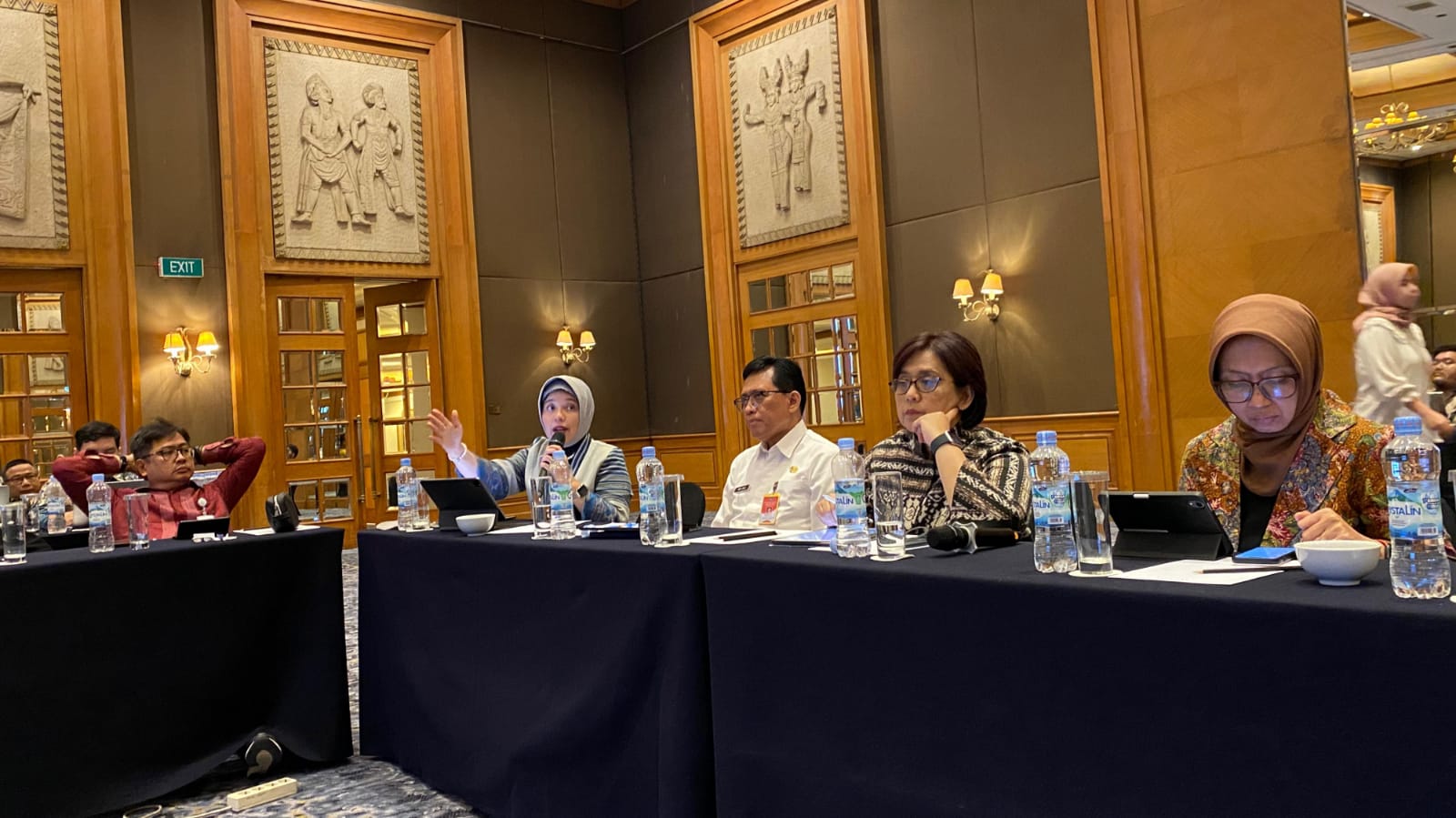 Dirjen Bina Pembangunan Daerah, Kemendagri, Restuardy Daud (kemeja putih) saat menjadi narasumber pada acara rapat pembentukan Tim Fasilitator dan Tim Nasional Pendamping Penyelarasan RPJPN 2025-2045