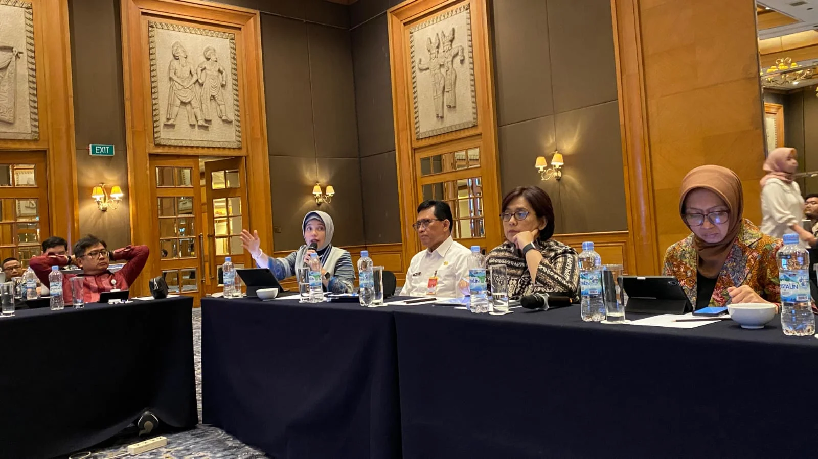 Dirjen Bina Pembangunan Daerah, Kemendagri, Restuardy Daud (kemeja putih) saat menjadi narasumber pada acara rapat pembentukan Tim Fasilitator dan Tim Nasional Pendamping Penyelarasan RPJPN 2025-2045
