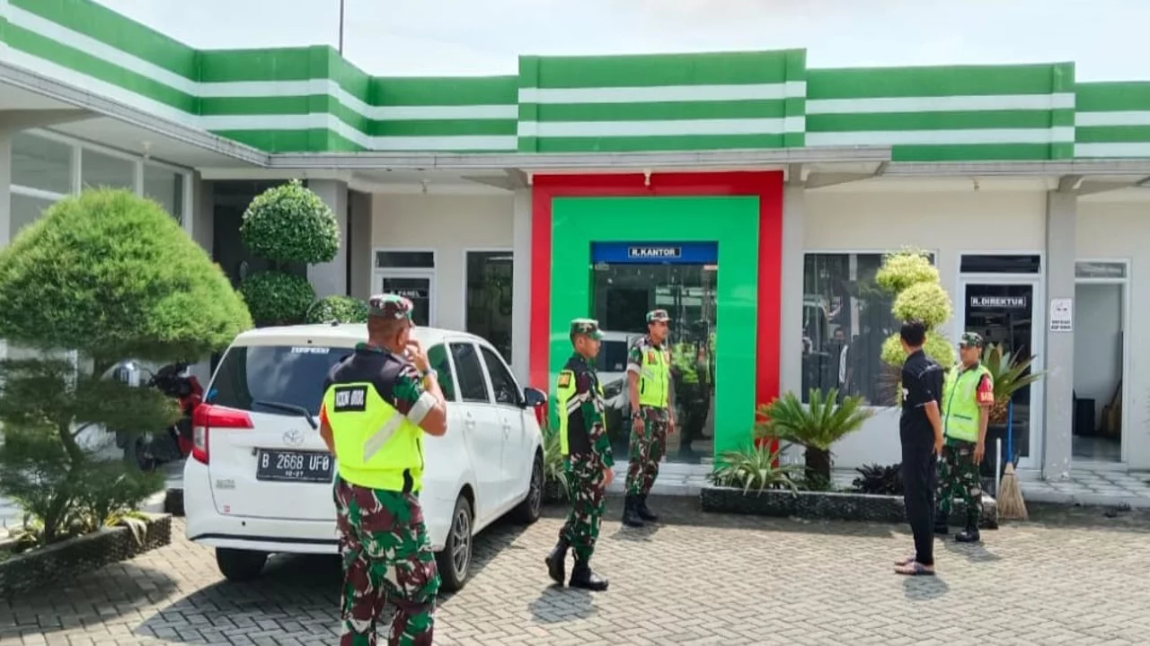 Pastikan Kondusif, Anggota Koramil Jajaran Kodim 0808/Blitar Tingkatkan Pengamanan Di Wilayah Masing-Masing