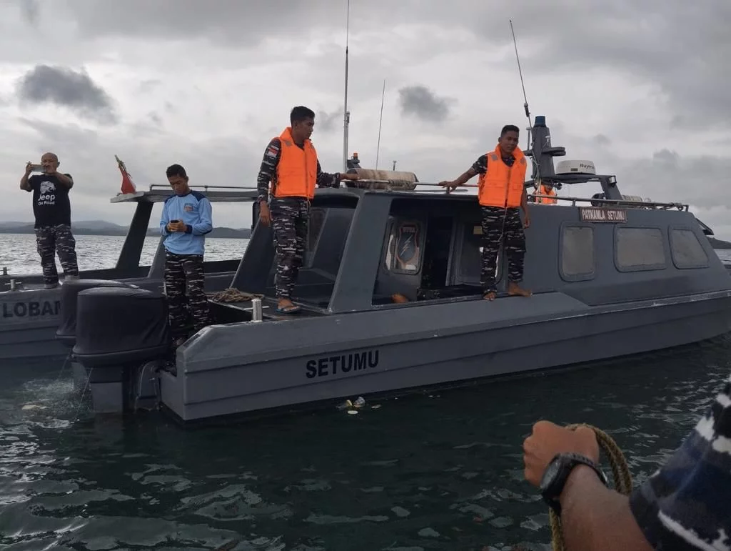 Cepat Tanggap! TNI AL Berhasil Evakuasi Korban Kapal Ponton Hanyut Di Batam