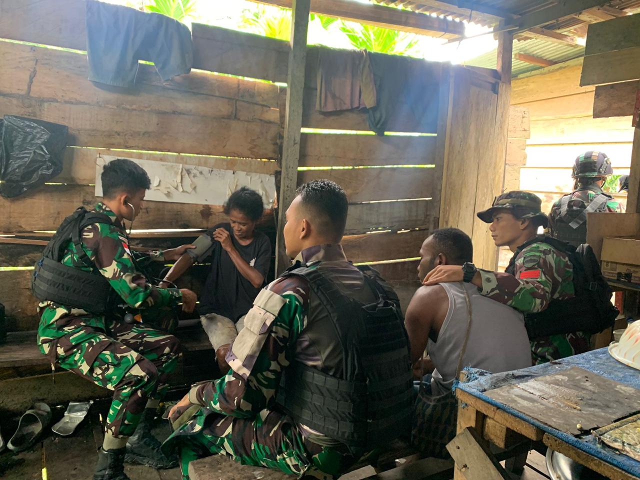 Satgas Yonif 122/TS Berikan Pelayanan Kesehatan Kepada Masyarakat di Perbatasan Papua