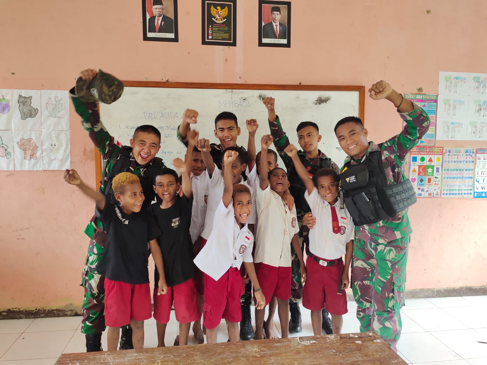 Satgas Yonif 122/TS Berikan Pembinaan dan Materi Pendidikan Kepada Siswa di Perbatasan Papua