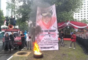 Desak Tangkap Bupati Amizaro Waruwu, Mahasiswa dan Pemuda Nias Utara Geruduk KPK