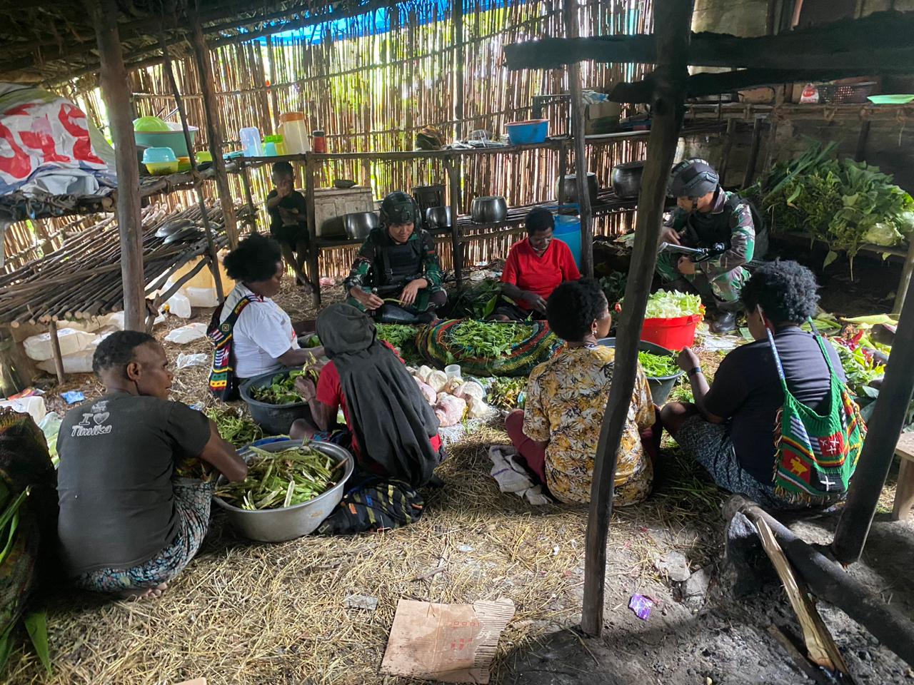 Satgas TNI 300 Siliwangi Bantu Warga Memasak Dalam Rangka Penyerahan Mas Kawin Warga Beoga Papua