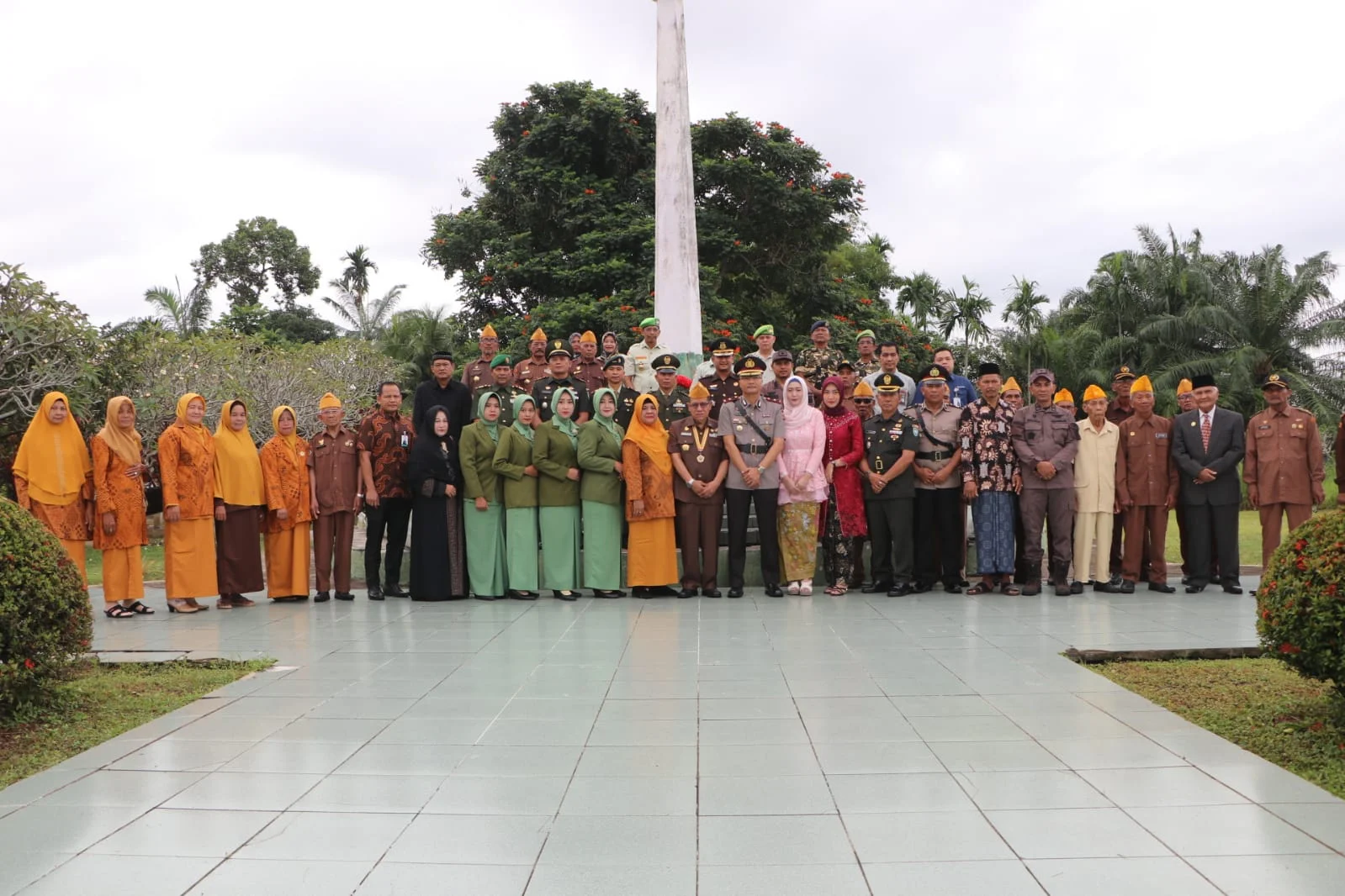 Personel Kodim 0104/Atim Ikuti Upacara Ziarah di TMP Kota Langsa, Dalam Rangka Peringatan HUT Ke-67 LVRI