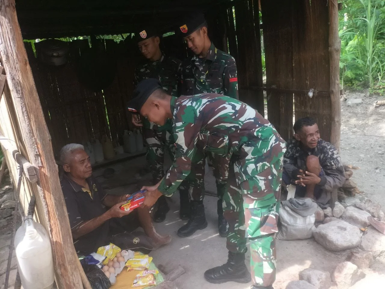 Jumat Kasih, Pos Haumeniana Satgas Yonkav 6/Naga Karimata Bagikan Sembako Untuk Masyarakat