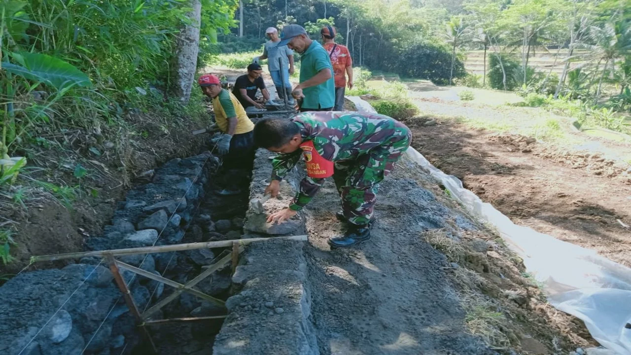 Dukung Pembangunan Di Wilayah Binaannya, Babinsa Koramil Doko Turut Bangun Saluran Irigasi