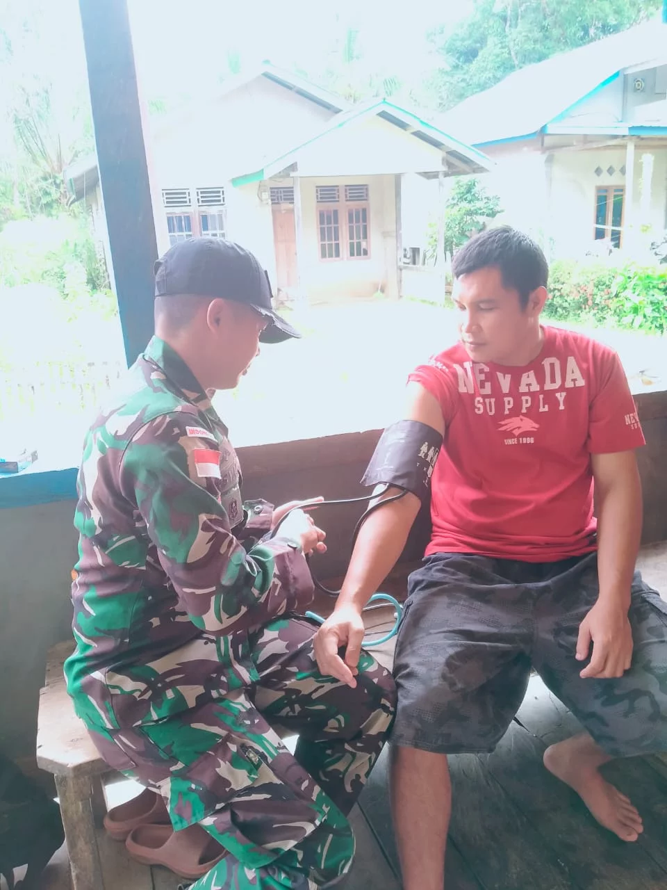 Pos Koki Balaikarangan Satgas Pamtas RI-MLY Yonarmed 16/TK Berikan Pelayanan Kesehatan Kepada Masyarakat