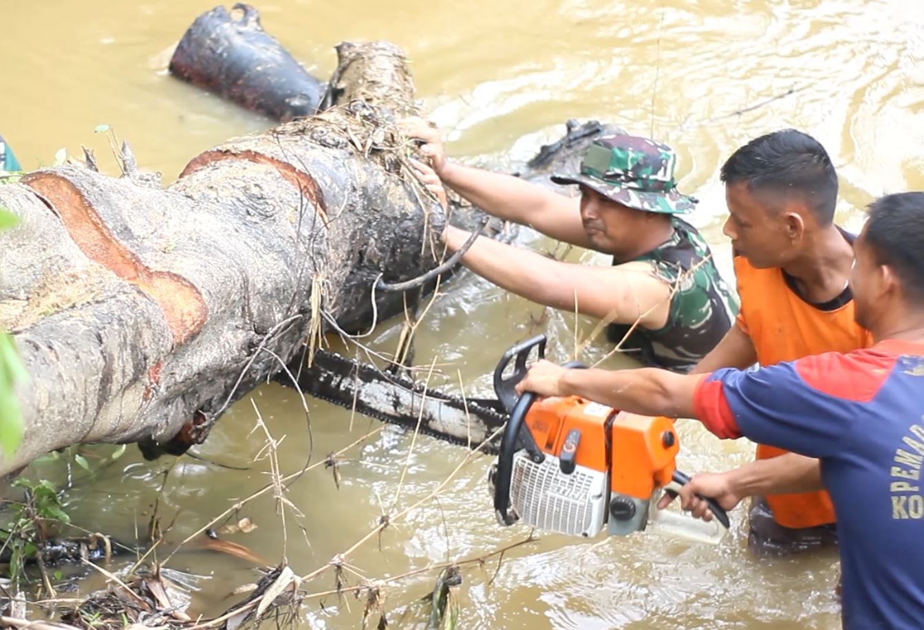 Antisipasi Banjir, Kodim 0104/Atim Bersama Instansi Pemerintahan Kota Langsa Beserta Warga Membersihkan Bantaran Sungai Krueng Langsa