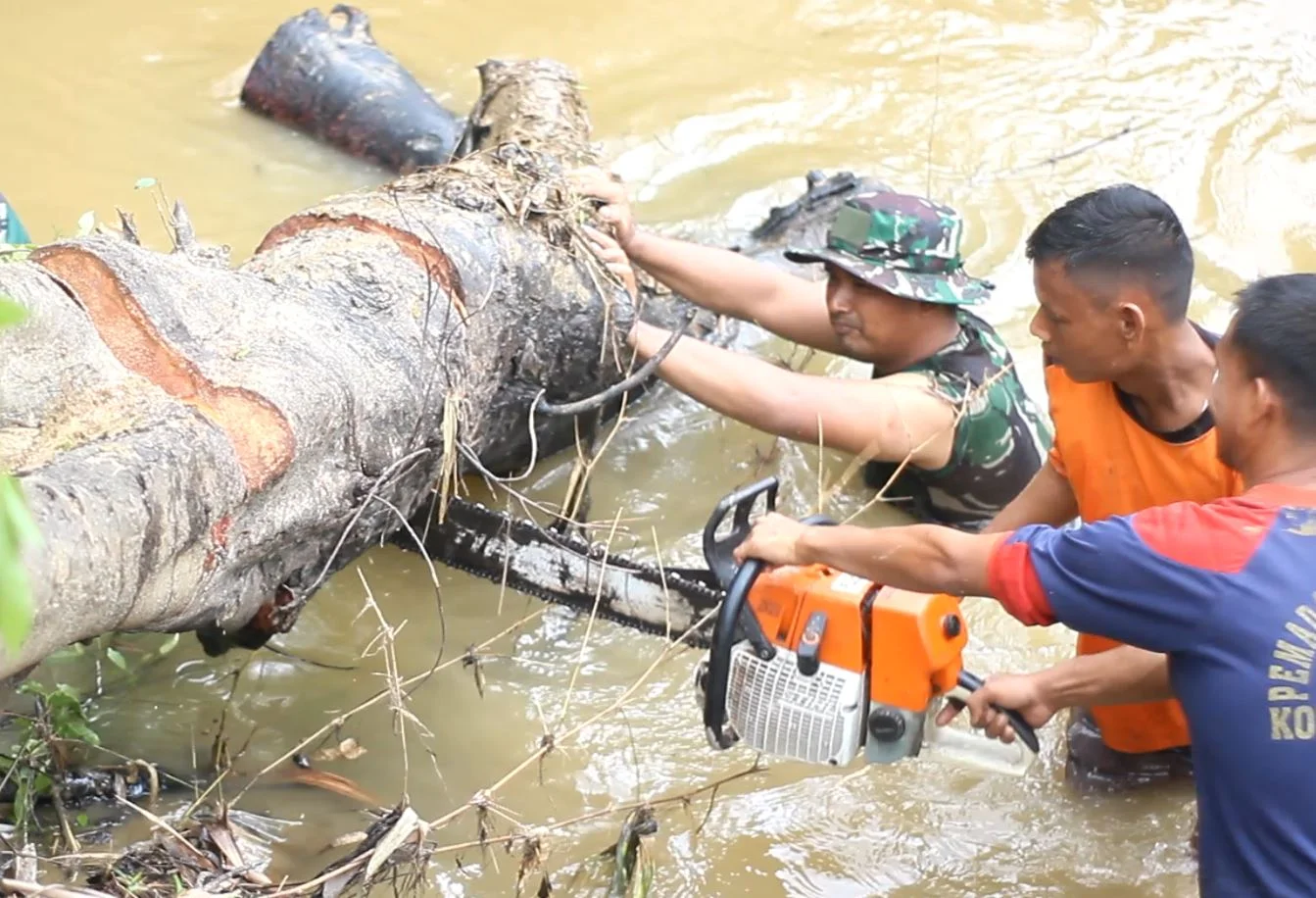 Antisipasi Banjir, Kodim 0104/Atim Bersama Instansi Pemerintahan Kota Langsa Beserta Warga Membersihkan Bantaran Sungai Krueng Langsa