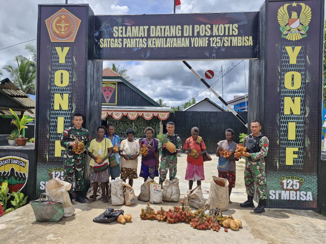 Mama-Mama Kepi Bahagia, Barang Jualanya Diborong Habis Prajurit Si'mbisa