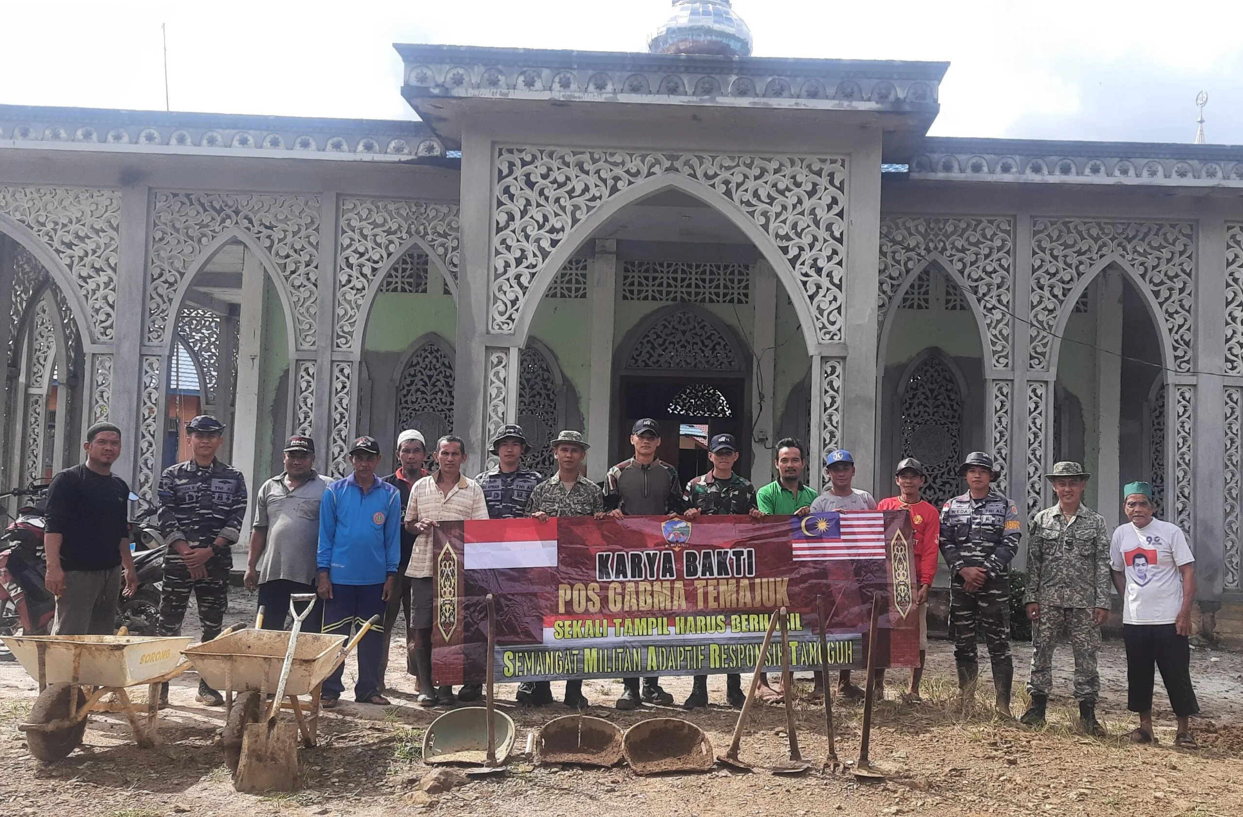 Pos Gabma Temajuk Satgas Pamtas RI-Mly Yonarmed 16/TK Bersama Masyarakat Bersihkan Mesjid