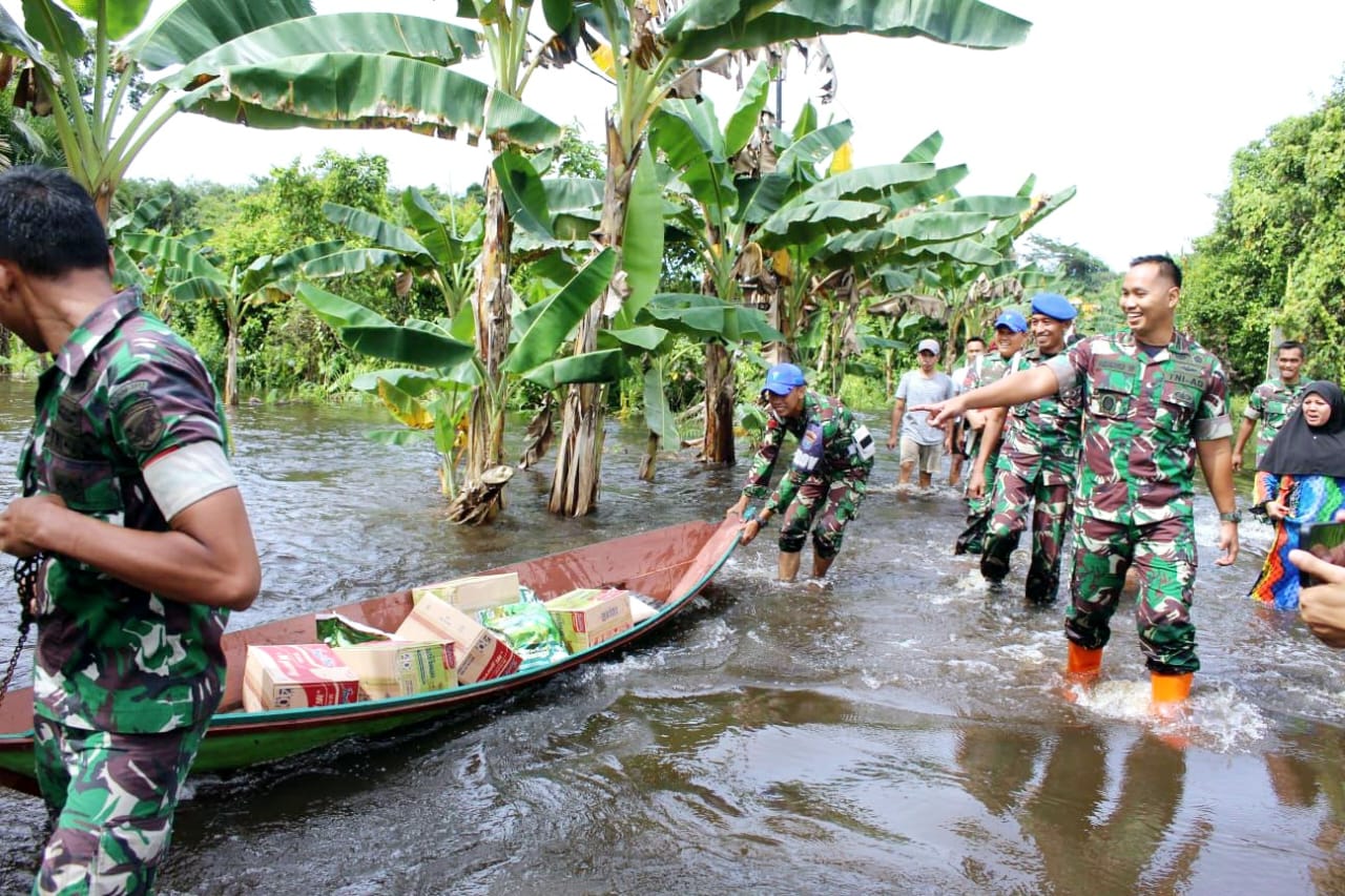 Respon Cepat Dandim 1012/Buntok Meninjau dan Memberi Bantuan Sembako Kepada Masyarakat Berdampak Banjir