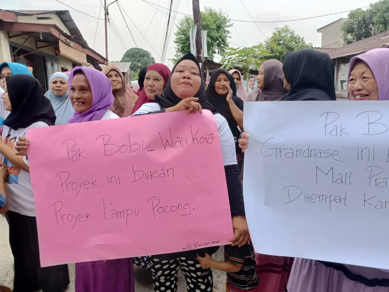 Warga bersama Ibu-ibu Perwiritan minta Wali Kota Medan Aspal Gang Karya Muda Johor
