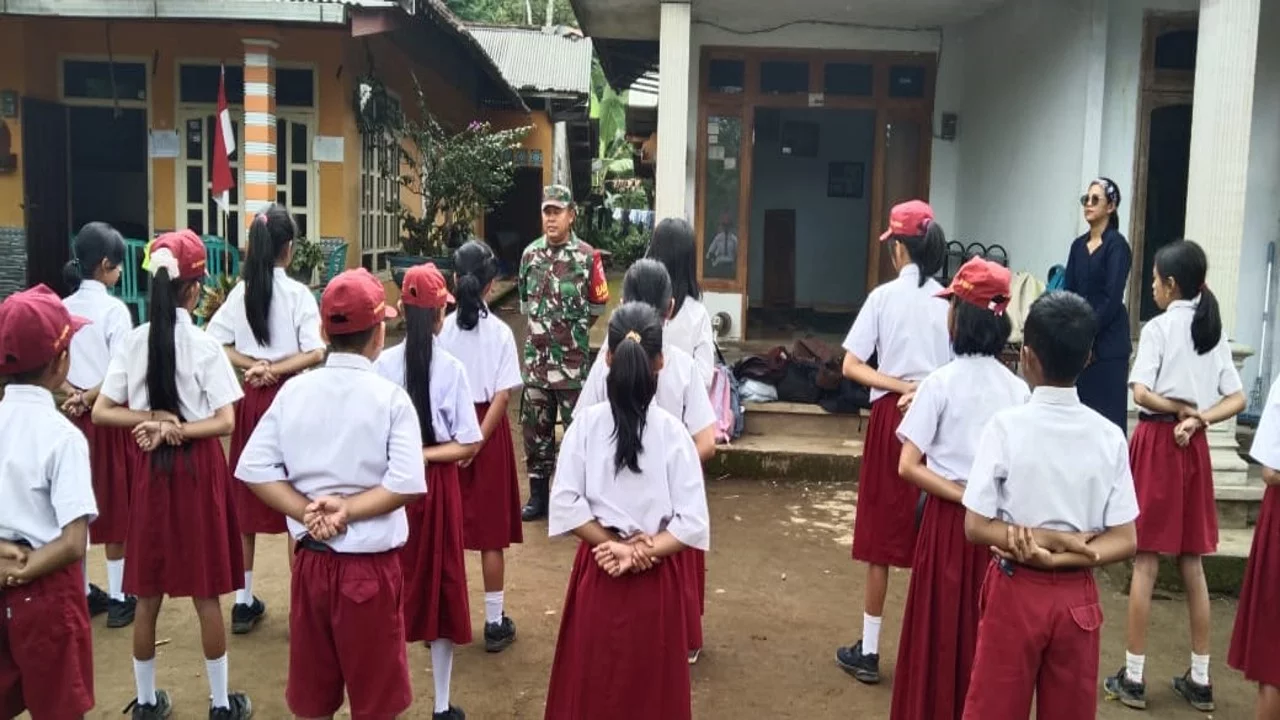 Tanamkan Disiplin Di Sekolah, Babinsa Koramil Wlingi Latih PBB Siswa-Siswi SDN Ngadirenggo 05