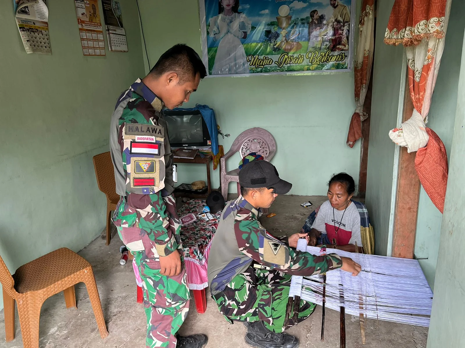 Pelajari Beragam Budaya Lokal, Pos Manusasi Satgas Yonkav 6/Naga Karimata Belajar Membuat Kain Adat Dengan Cara Tradisional