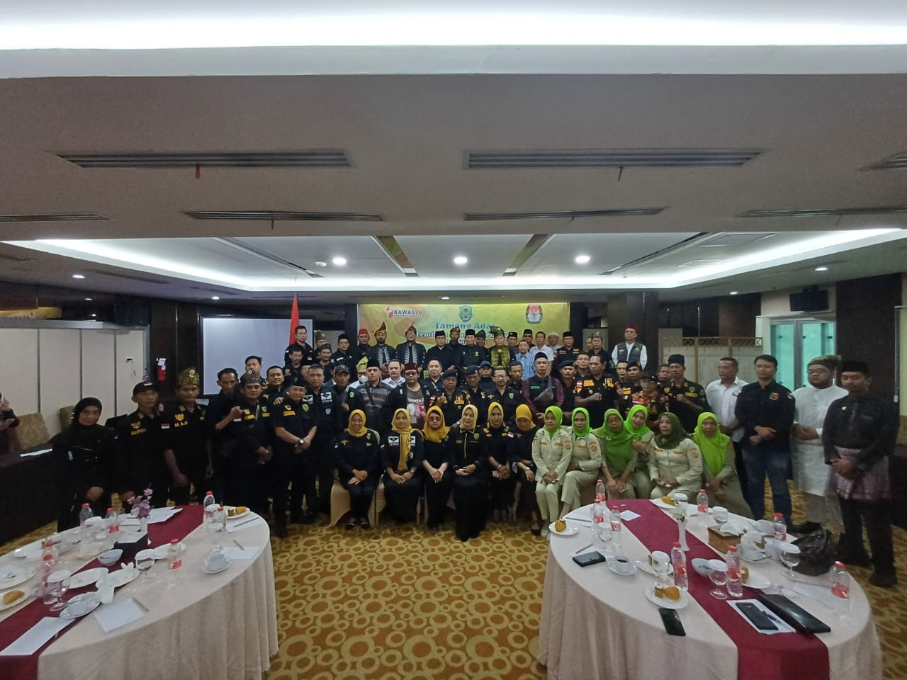Sepakat! Tameng Adat LAM Riau, Bawaslu dan 100 Ormas Nyatakan Sikap Pemilu Damai Sepakat! Tameng Adat LAM Riau, Bawaslu dan 100 Ormas Nyatakan Sikap Pemilu Damai