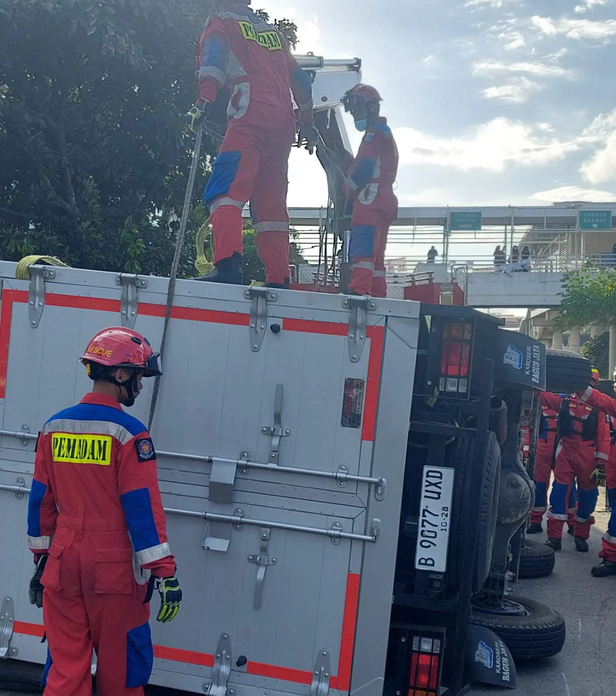 Sebuah Mobil Box Mengalami Kecelakaan Tunggal Di Jalan Mangga Dua Raya