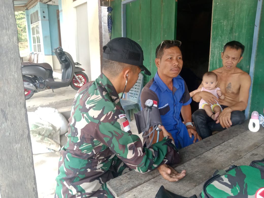 Pos Koki Balaikarangan Satgas Pamtas RI-MLY Yonarmed 16/TK Berikan Pelayanan Kesehatan Kepada Masyarakat