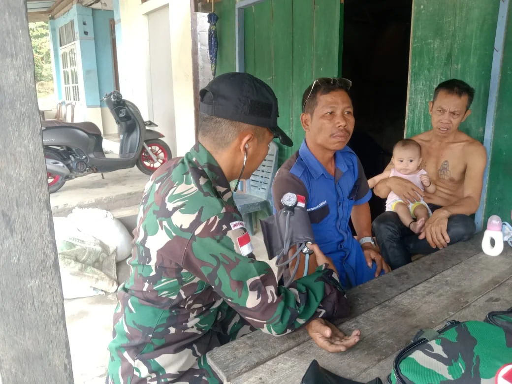 Pos Koki Balaikarangan Satgas Pamtas RI-MLY Yonarmed 16/TK Berikan Pelayanan Kesehatan Kepada Masyarakat