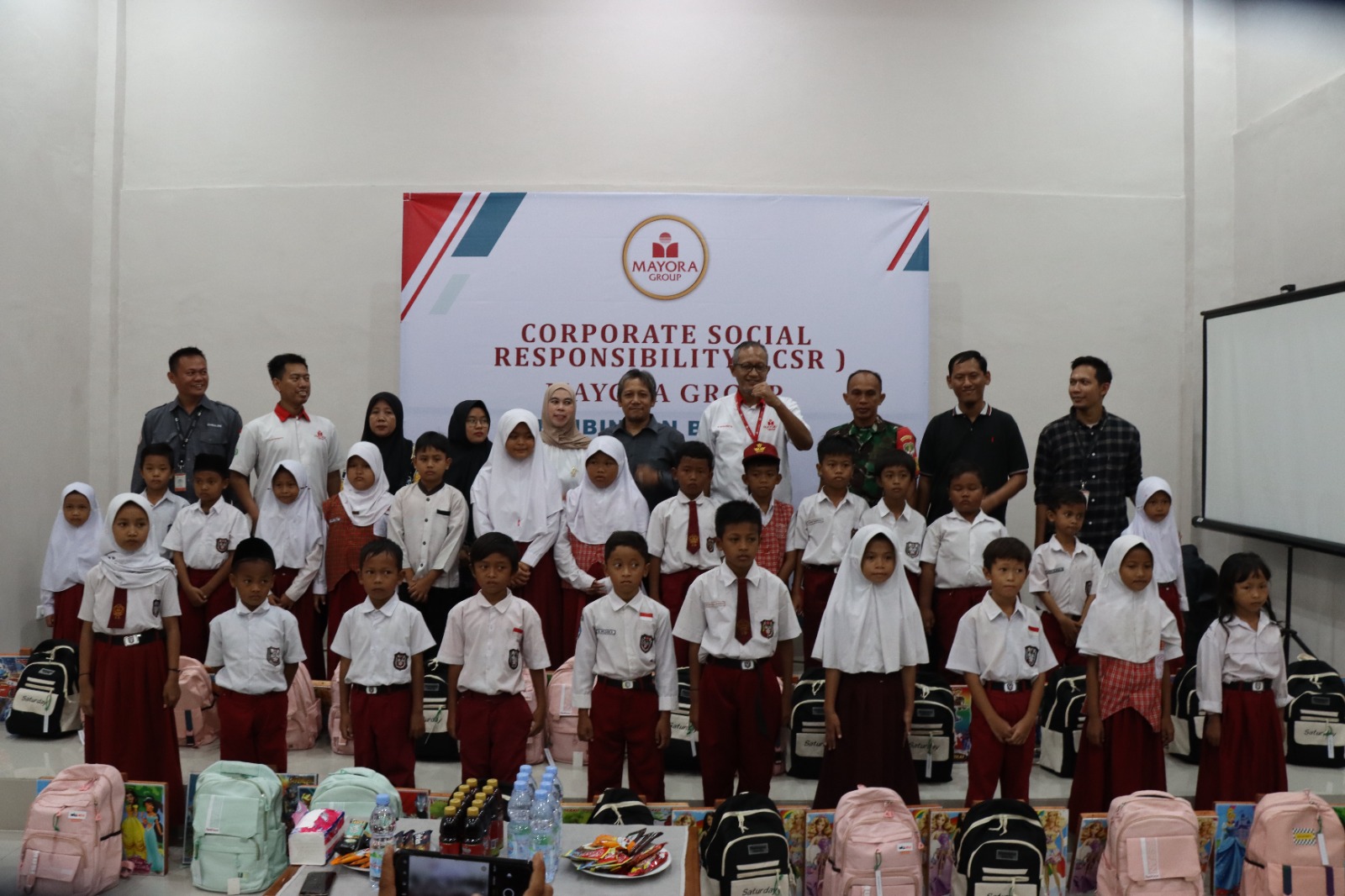 25 Anak Sekolah Mendapat Bantuan CSR dari PT. Mayora Group