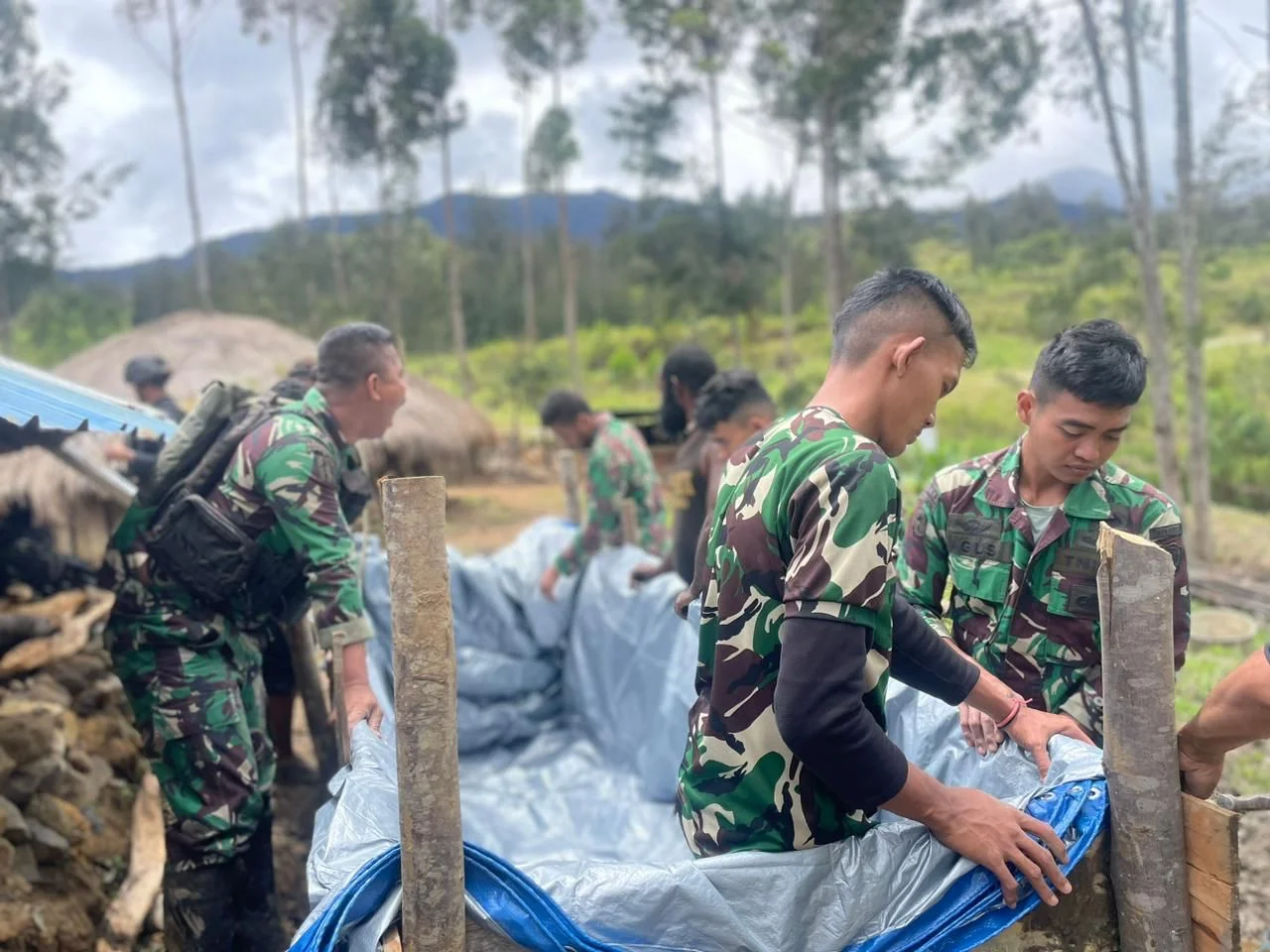 Atasi Kesulitan Air Masyarakat Gome, Satgas TNI 300 Siliwangi Buat Bak Penampungan Air di Papua