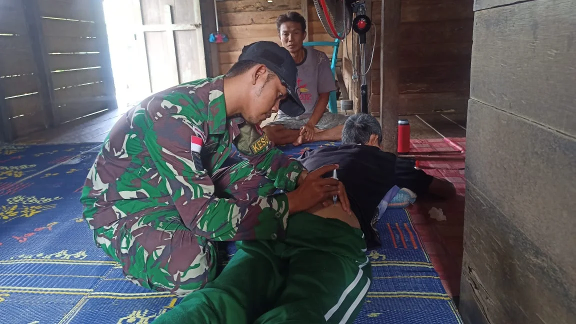 Pos Koki Sajingan Satgas Pamtas RI-MLY Yonarmed 16/TK Berikan Pelayanan Kesehatan Kepada Masyarakat